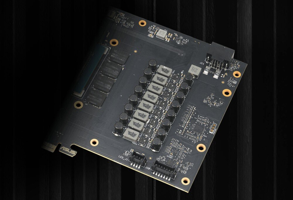 Karta graficzna ASUS TUF Gaming GeForce RTX 5080 16GB OC Edition Zbliżenie na płytę PCB karty graficznej, ukazujące komponenty, w tym dławiki i kondensatory oznaczone logotypem serii TUF Gaming, materiały, wytrzymałość