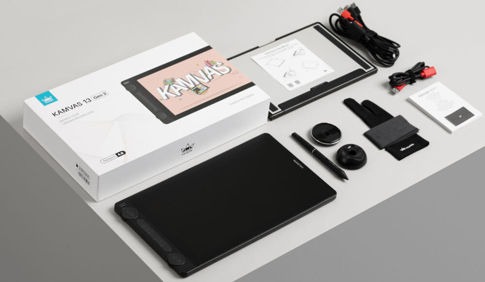 Графічний планшет HUION Kamvas 13 Gen. 3 корисних аксесуари, ручка PW600L з 10 змінними наконечниками, рукавичка для малювання, вміст набору на світлому фоні
