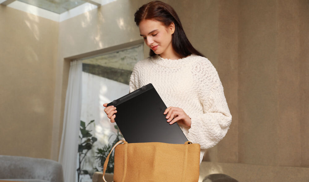 Tablet HUION Kamvas 16 gen. 3
					smukła konstrukcja, rozmiar ok. 421,2 x 236,81 x 12,62 mm, waga ok. 1,2 kg,
					powierzchnia robocza ok. 349,6 x 196,7 mm,
					osoba w pokoju chowająca tablet do torby