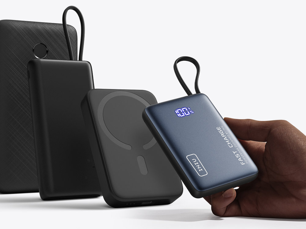 INIU Pocket Power 10000 mAh - powerbank z innymi powerbankami na jasnym tle