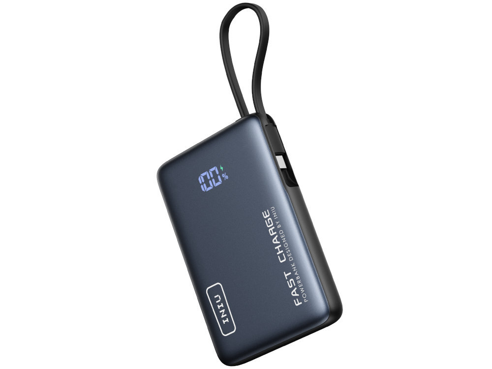 INIU Pocket Power 10000 mAh eleganckiej czarnej obudowie porty USB-A i USB-C smartfonów po słuchawki czy smartwatche - powerbank w rękach kobiety i mężczyzny - powerbank na białym tle