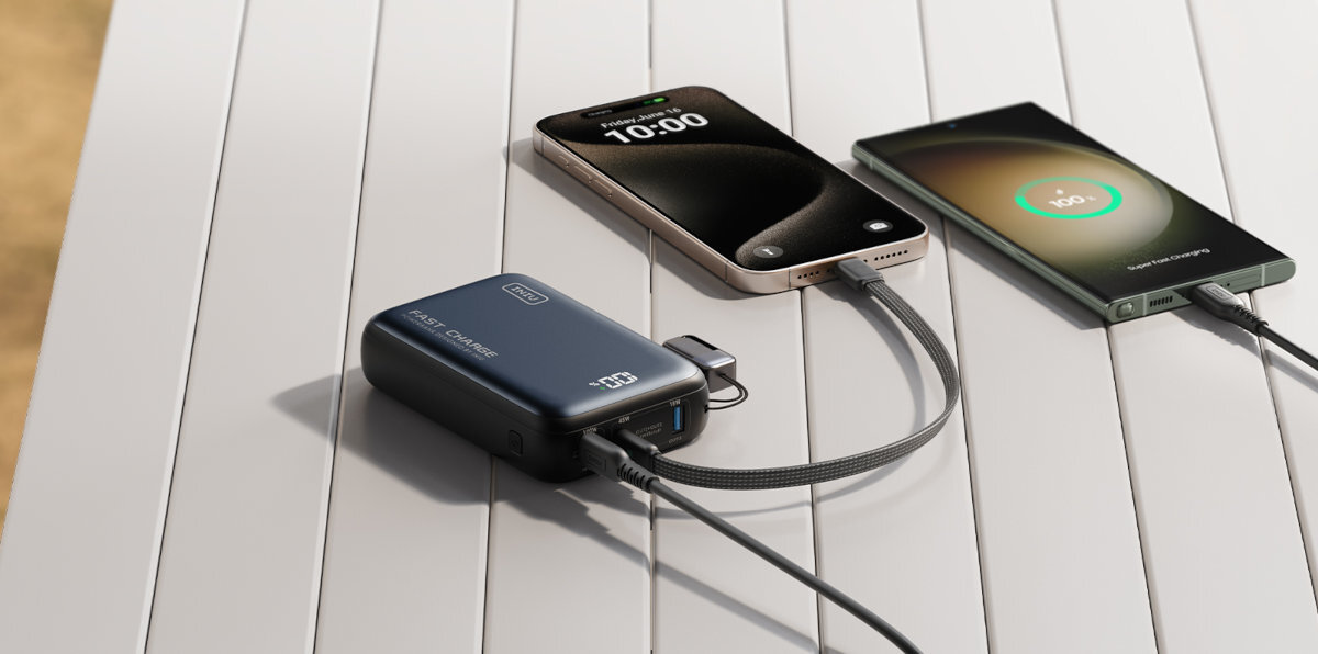 Powerbank INIU Leopard Power 25000 mAh - powerbank z dwoma urządzeniami na stoliku