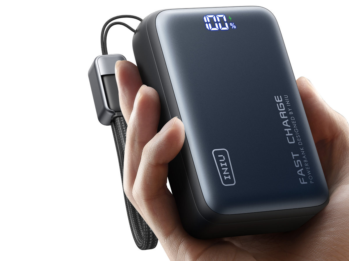 Powerbank INIU Leopard Power 25000 mAh Steam Deck grasz w domu, czy w podróży- powerbank w ręku