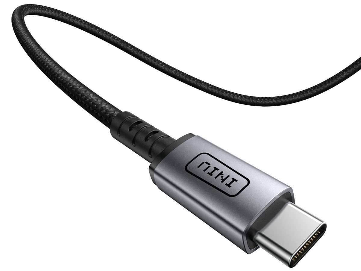 INIU Leopard 240 W port USB-C smartfonów, przez tablety, po laptopy czy konsole przenośne - wtyczka z bliska