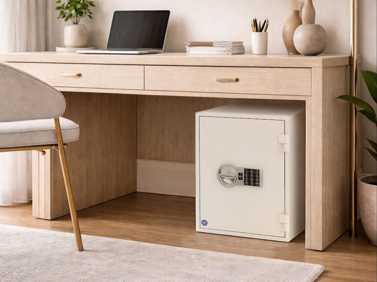Sejf antywłamaniowy VALBERG Frs 49, sejf, pancerny, ochroniarz, VALBERG, sejf stoi po biurkiem w pokoju dziennym