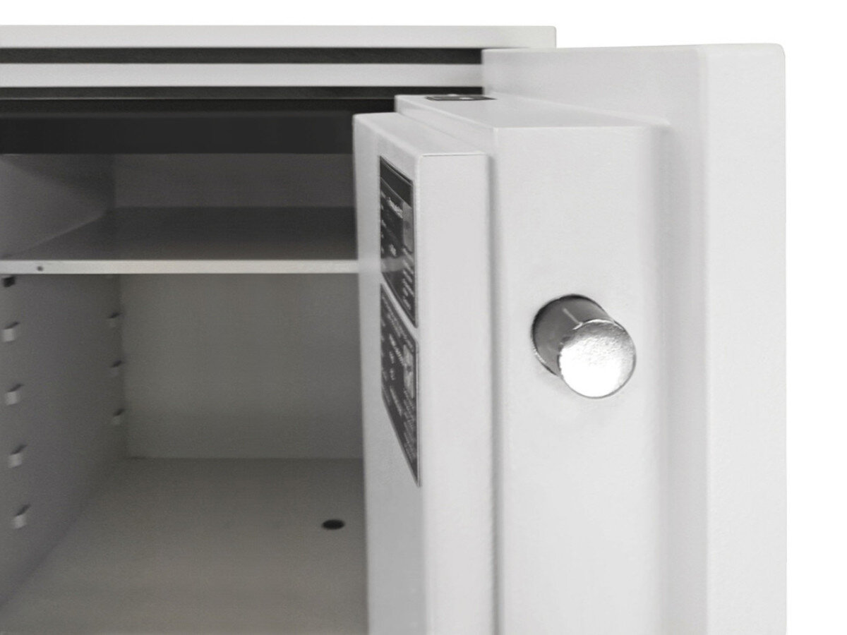 Sejf antywłamaniowy VALBERG Frs 49, drzwi, rygle, przewiercenia, stal, na białym tle zbliżenie na rygle sejfu