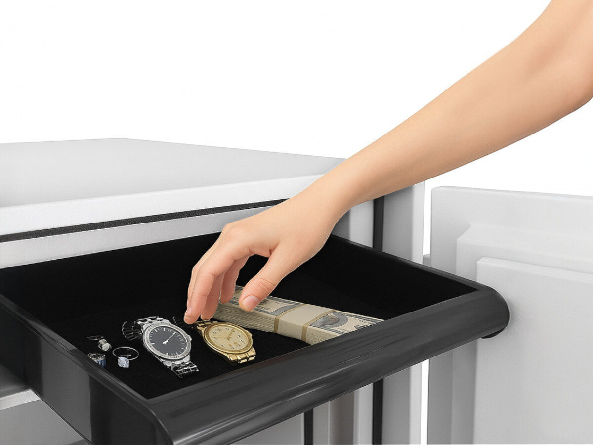 Sejf antywłamaniowy VALBERG Frs 49, drzwi, 180°, taca, wygoda, dłoń wyciąga cenności z półki sejfu