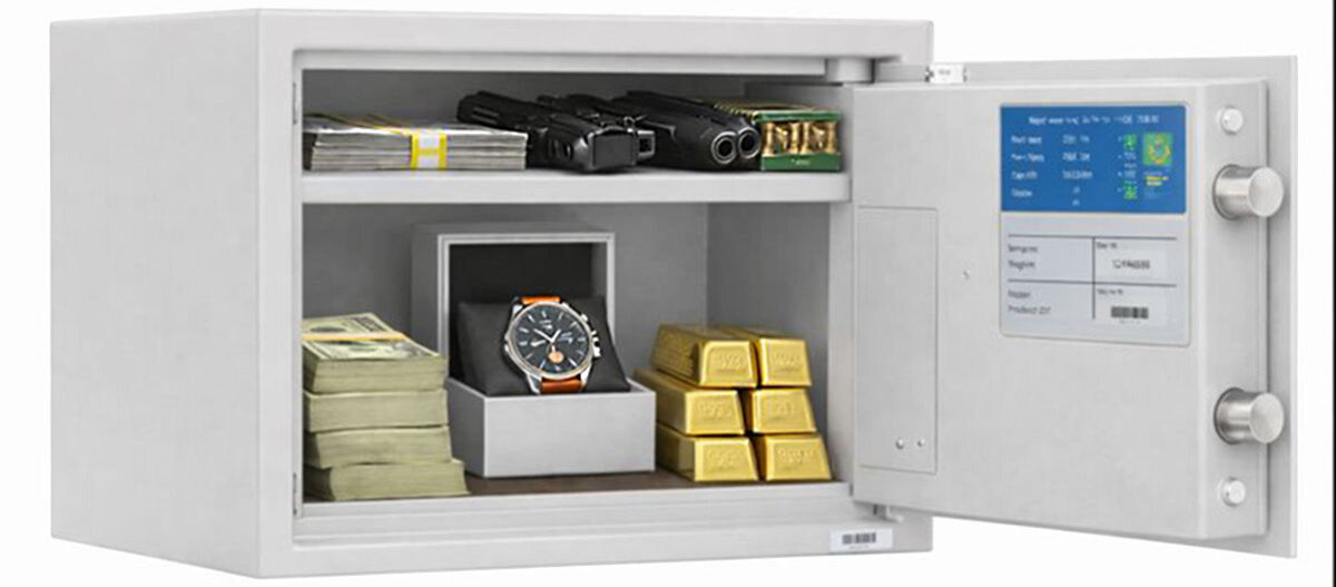 Sejf antywłamaniowy VALBERG Arsenał 30 KL, półka, zamek, kluczowy, broń, kobieta trzyma dokumentacje przy otwartym sejfie