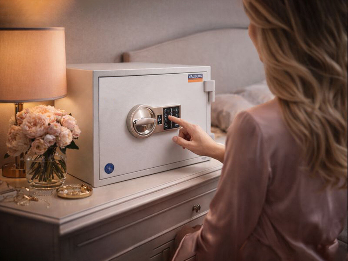 Sejf antywłamaniowy VALBERG Frs 30, sejf, forteca, prywatna, FRS, kobieta obsługuje panel elektroniczny sejfu przy łóżku