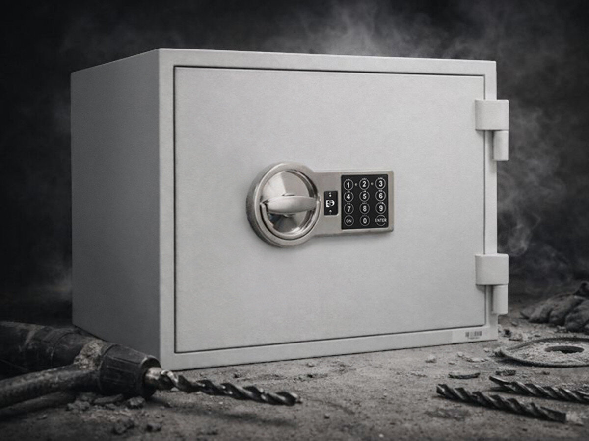 Sejf antywłamaniowy VALBERG Frs 30, sejf, S2, zamek, dokumenty, sejf stoi wśród narzedzi włamujących do sejfu