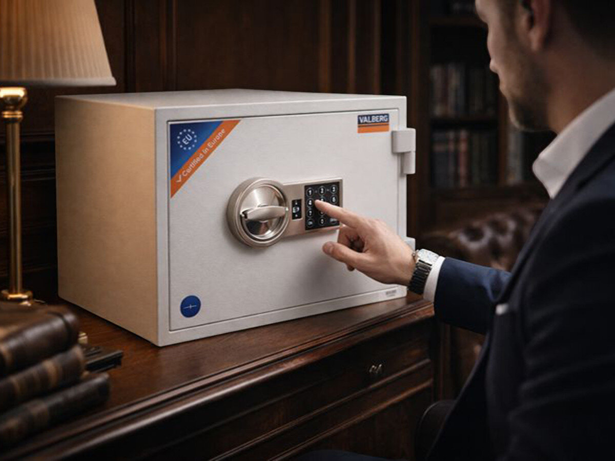 Sejf antywłamaniowy VALBERG Frs 30, zamek, PS310, kod, metalowa, mężczyzna obsługuje panel elektroniczny sejfu