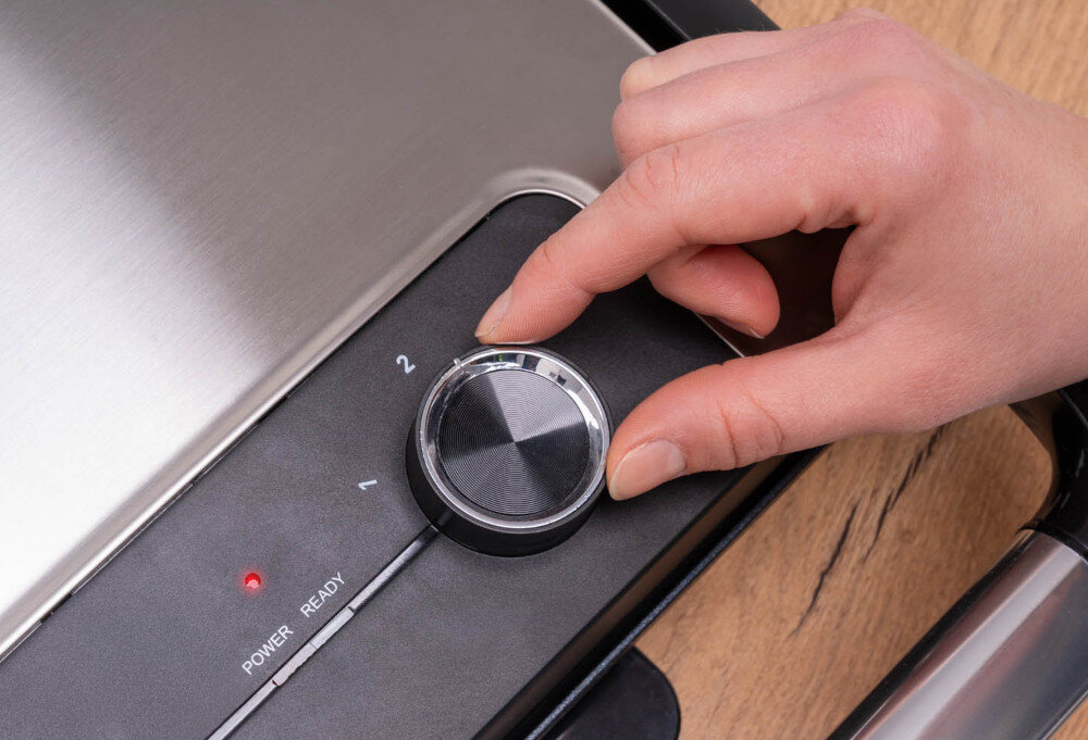 Grill elektryczny GÖTZE & JENSEN GL500X blat pokrętło do regulacji temperatury trzystopniowa regulacja temperatury