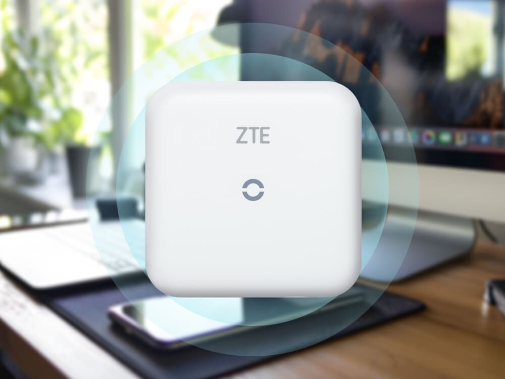 Router ZTE MF17B Urządzenie ZTE, symbolizujące szybki dostęp do internetu w domowych warunkach. W tle widoczne domowe biuro z laptopem i biurkiem, co podkreśla wygodę pracy zdalnej i codziennego korzystania z sieci.