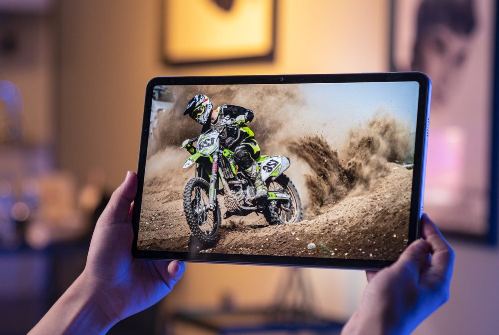 Tablet OUKITEL OT5S trzymany w rękach    