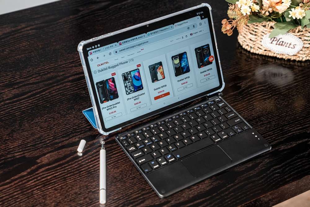 Tablet OUKITEL OT5S  w etui na biurku   