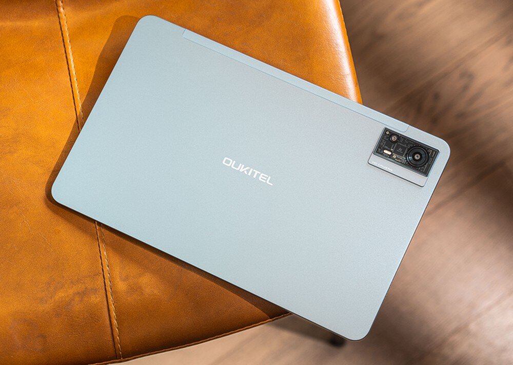 Tablet OUKITEL OT5S  leży na kanapie   