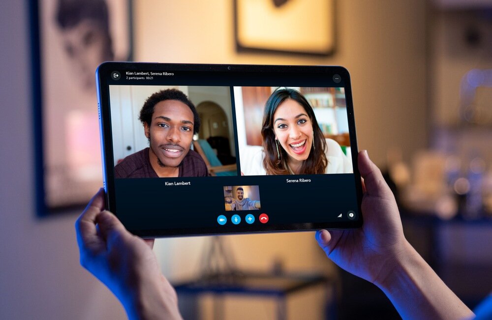 Tablet OUKITEL OT5S podczas wideorozmowy    