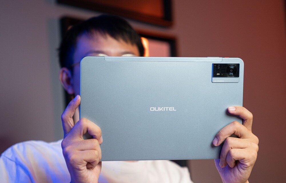 Tablet OUKITEL OT5S trzymany w ręku    