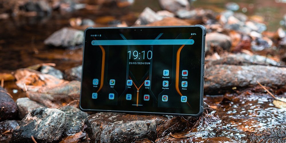 Tablet OUKITEL RT8 na kamieniu w rzece