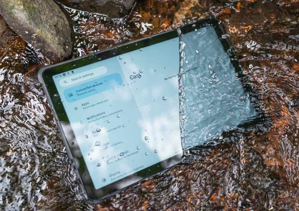 Tablet OUKITEL RT8 zanurzony w wodzie