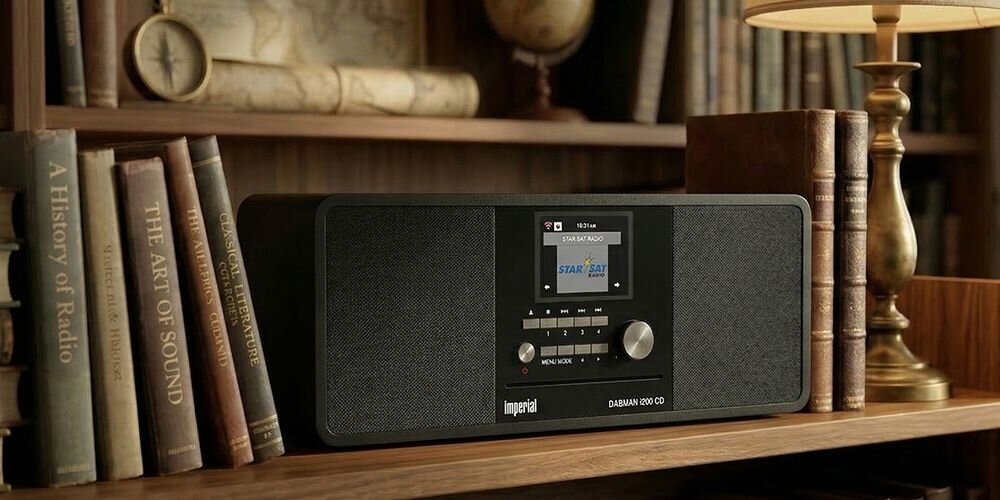 Radioodtwarzacz IMPERIAL Dabman i200 CD Bluetooth Czarny stoi na półce z książkami. Na wyświetlaczu widoczny jest tekst \'START\'.