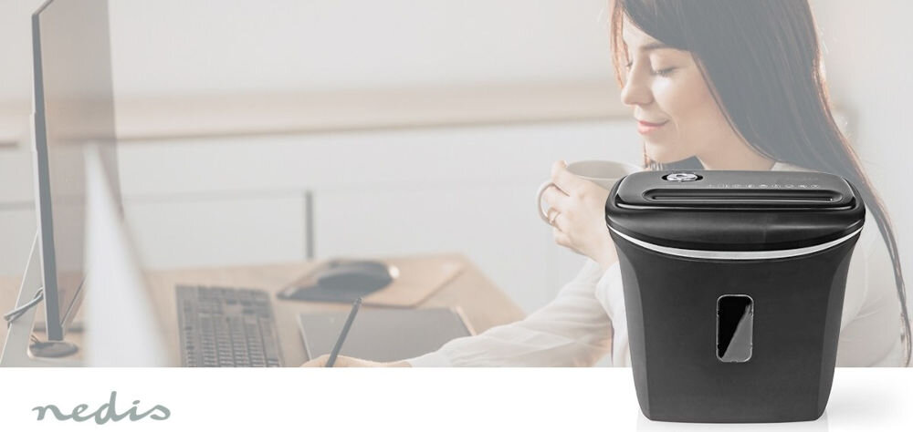 Niszczarka NEDIS PASH120BKA4 12 L, P-4, Paski, Automatyczny Start/Stop, Funkcja cofania prezentacja niszczarki na tle pokoju kobieta trzymająca kubek siedząca przy komputerze biuro dom norma DIN-P4 utrudnia odtworzenie zawartości praktyczne rozwiązanie bezpieczeństwo danych porządek