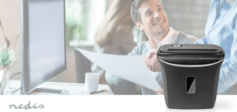Niszczarka NEDIS PASH120BKA4 12 L, P-4, Paski, Automatyczny Start/Stop, Funkcja cofania prezentacja niszczarki w tle mężczyzna siedzący przy komputerze do 12 litrów odpadów cicha praca dobrze komponuje się z otoczeniem
