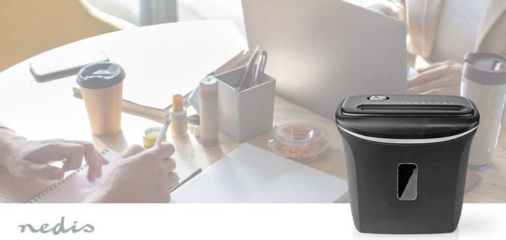 Niszczarka NEDIS PASH120BKA4 12 L, P-4, Paski, Automatyczny Start/Stop, Funkcja cofania prezentacja niszczarki na tle biurka z notesami i laptopem tnie dokumenty i karty na paski o szerokości 4 x 38 mm  norma DIN-P4 ogranicza ryzyko odczytu zniszczonych danych ochrona informacji biuro dom