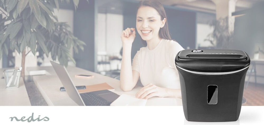 Niszczarka NEDIS PASH120BKA4 12 L, P-4, Paski, Automatyczny Start/Stop, Funkcja cofania prezentacja niszczarki na tle biura kobieta siedząca przy biurku z laptopem dokumenty format A4 karty płatnicze pozbądź się nieaktualnych kart bez ich ręcznego uszkadzania