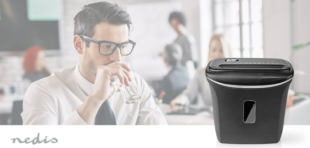 Niszczarka NEDIS PASH120BKA4 12 L, P-4, Paski, Automatyczny Start/Stop, Funkcja cofania prezentacja niszczarki w tle mężczyna pijący wodę w biurze do 6 arkuszy jednocześnie skraca czas pracy prędkość cięcia 2,5 metra na minutę biuro dom