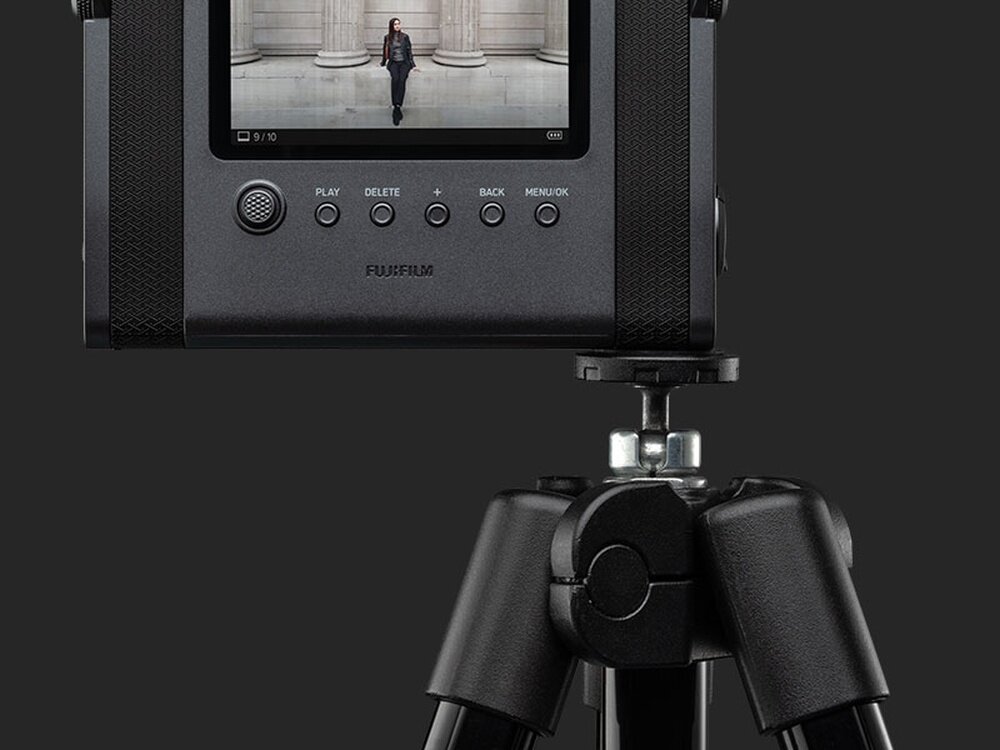 Aparat FUJIFILM Instax Wide Evo na statywie