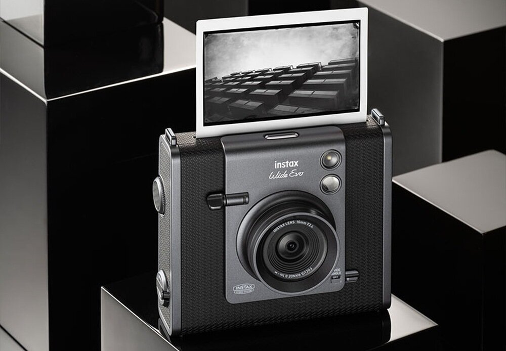 Aparat FUJIFILM Instax Wide Evo na postumencie