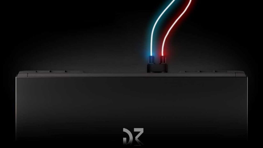 Laptop DREAMMACHINES RT5090 - Laptop z czerwonym i niebieskim światłem, wyposażona w magnetyczne, samouszczelniające się złącza. Blok wodny z wbudowanym czujnikiem przepływu wody, magnetyczne, samouszczelniające się złącza