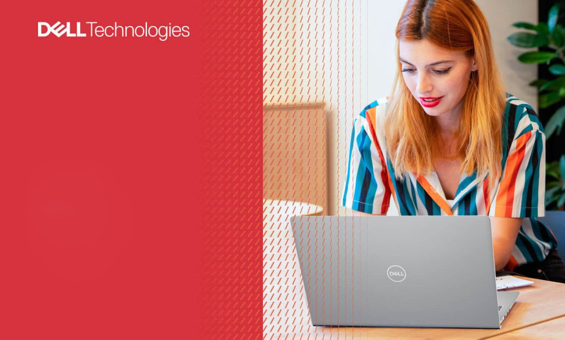 Kobieta korzysta z laptopa DELL Inspiron 3530, siedząc przy biurku.