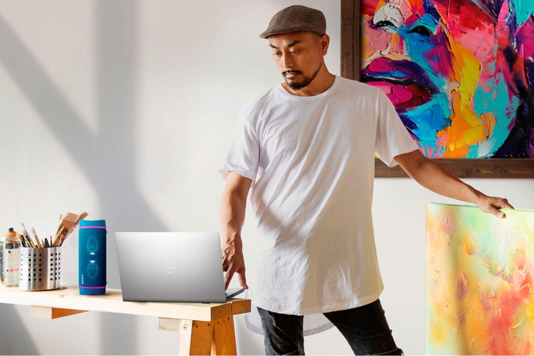 Mężczyzna stoi przed laptopem DELL Inspiron 3530, skupiony na ekranie.   - możliwości obliczeniowe, dysk SSD, pamięć RAM 