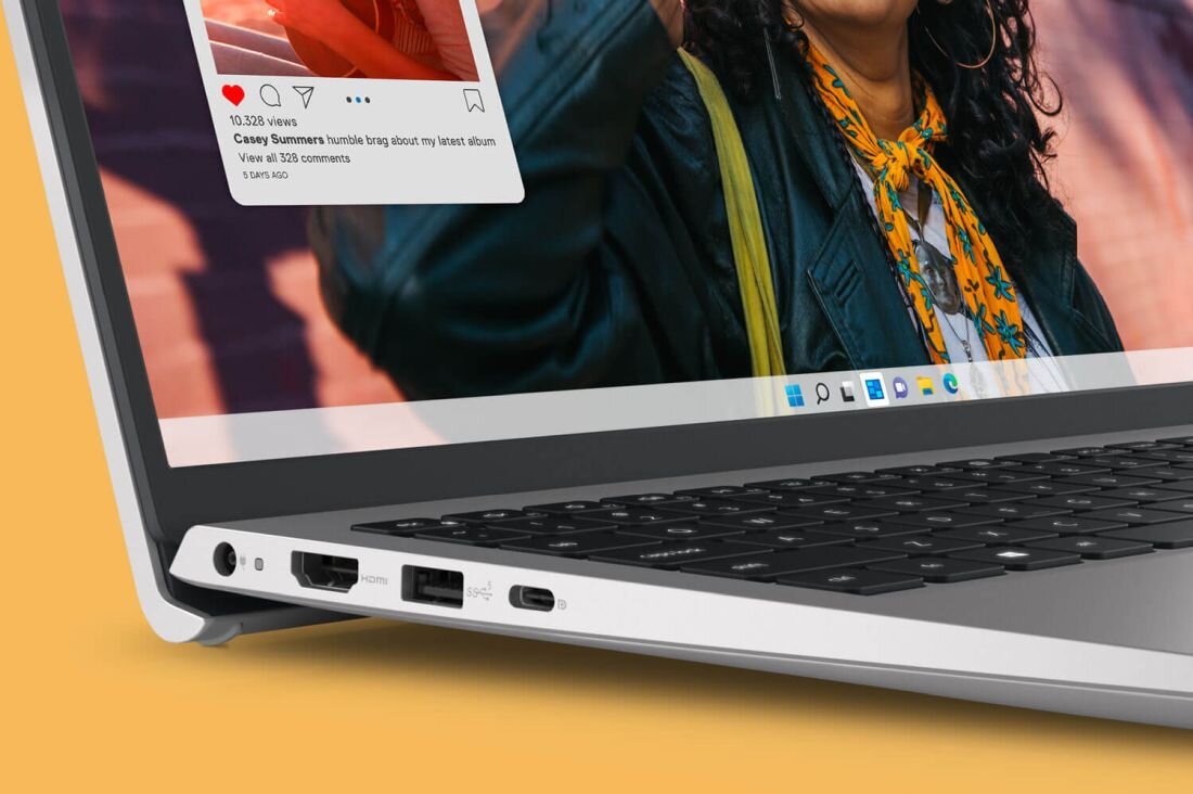 Laptop DELL Inspiron 3530 z wizerunkiem kobiety na ekranie, ukazujący złącza urządzenia. - HDMI 1.4 USB Type-C 3.2 Gen. 1