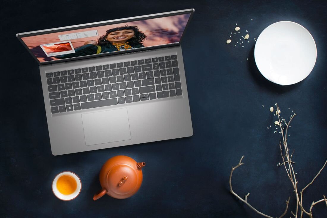 Laptop DELL Inspiron 3530 z wyświetloną fotografią kobiety na ekranie.  - Wybór rodzaju brzmienie głośników