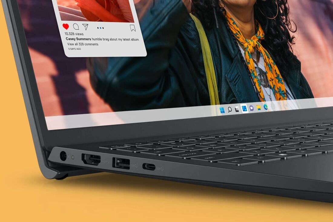 Laptop DELL Inspiron 3530 z wizerunkiem kobiety na ekranie, ukazujący złącza urządzenia. - HDMI 1.4 USB Type-C 3.2 Gen. 1