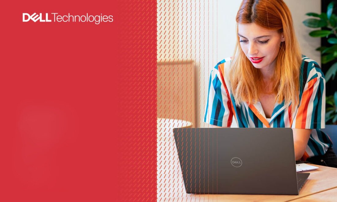 Kobieta korzysta z laptopa DELL Inspiron 3530, siedząc przy biurku.