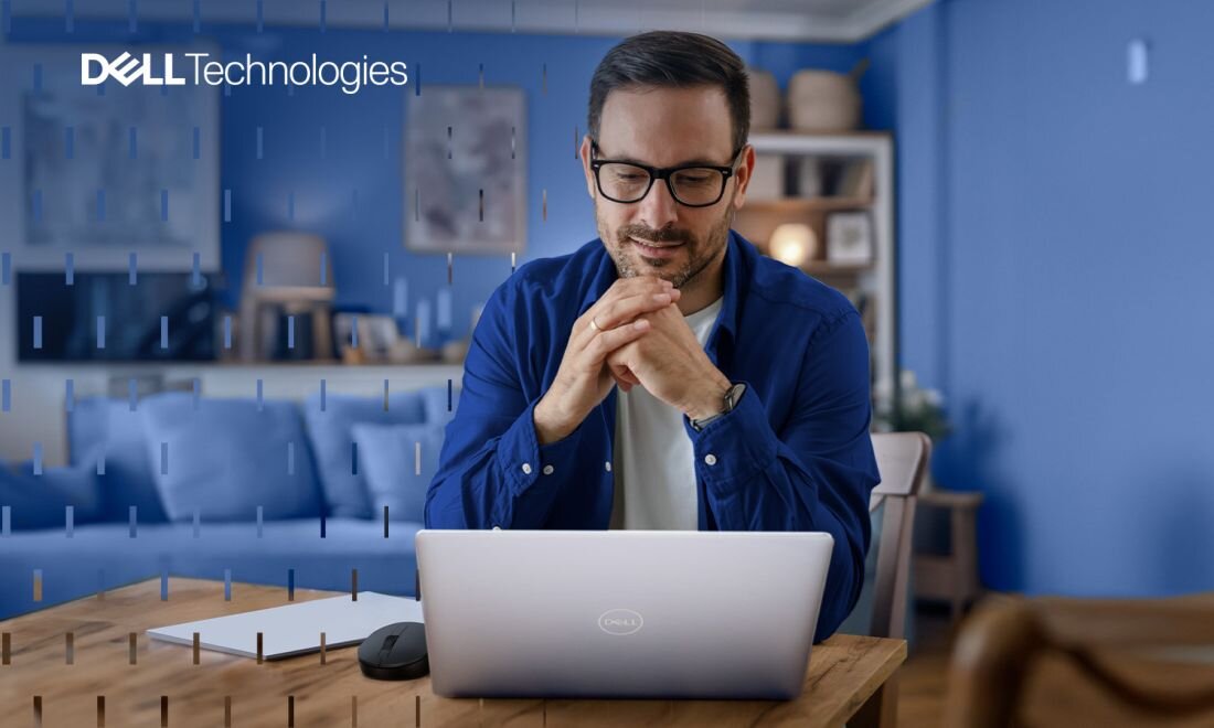 Laptop DELL Inspiron 5440 - Mężczyzna siędzący przy biurku pracujący na laptopie DELL Inspiron 5440. 