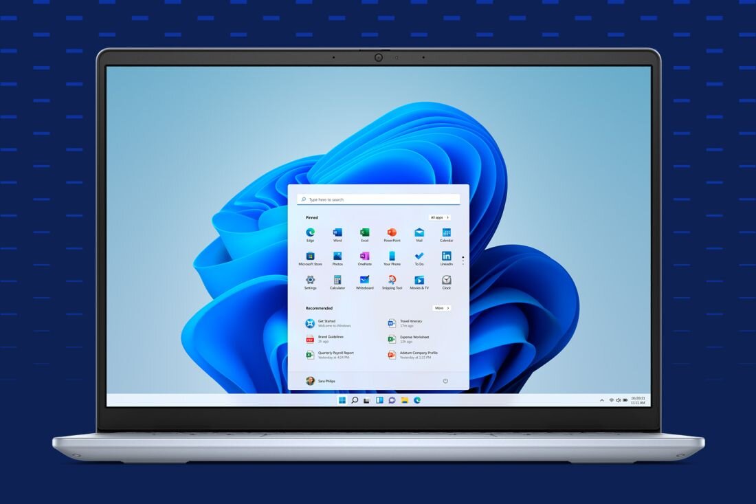 Laptop Dell Inspiron 5440 z wyświetlaczem prezentującym pulpit systemu Windows 11, srebrna klawiatura, cienkie ramki ekranu, ciemnoniebieskie tło z poziomymi liniami. - Windows 11 