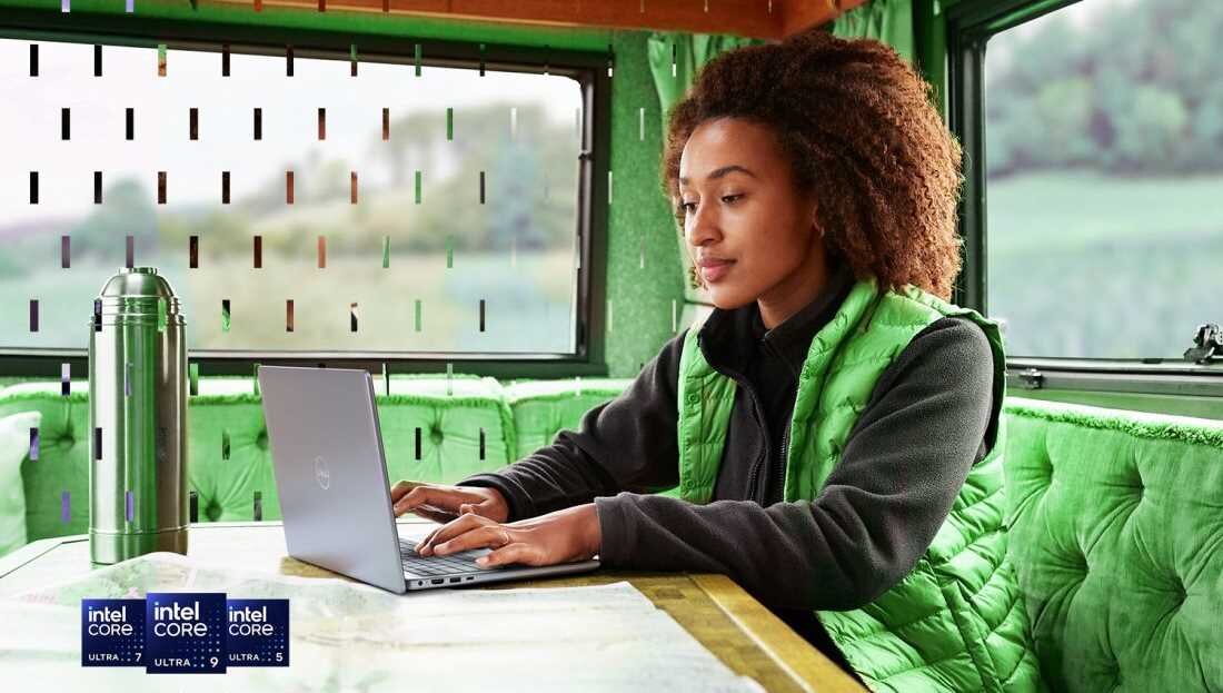 Osoba pracująca na laptopie Dell Inspiron Plus 7440 przy stole w zielonym wnętrzu, termos obok, na ekranie laptopa widoczne logo Intel Core Ultra. - Intel Core RAM Intel Arc SSD
