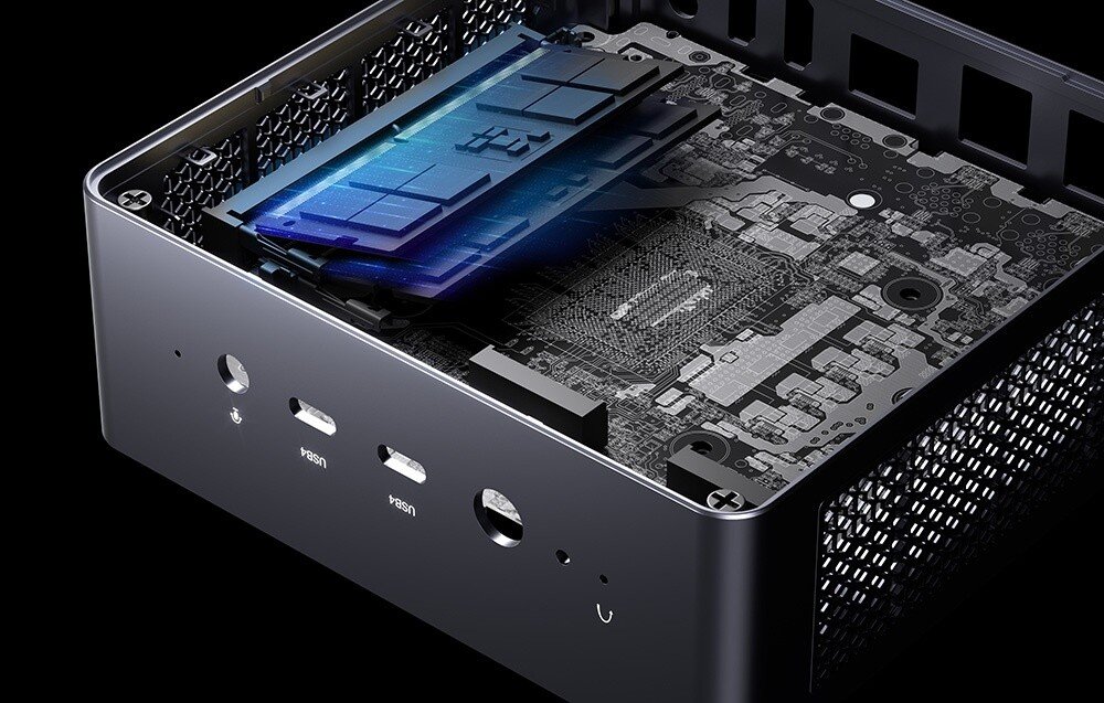 Komputer MINISFORUM Venus UM790 Pro Wnętrze stacji MINISFORUM z widocznym układem scalonym i podświetlonymi komponentami pamięci RAM.