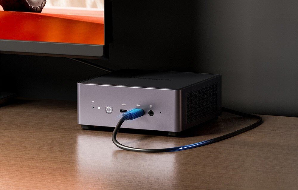 Komputer MINISFORUM Venus UM790 Pro Zbliżenie na przedni panel stacji MINISFORUM z podpiętym niebieskim kablem do portu USB4.
