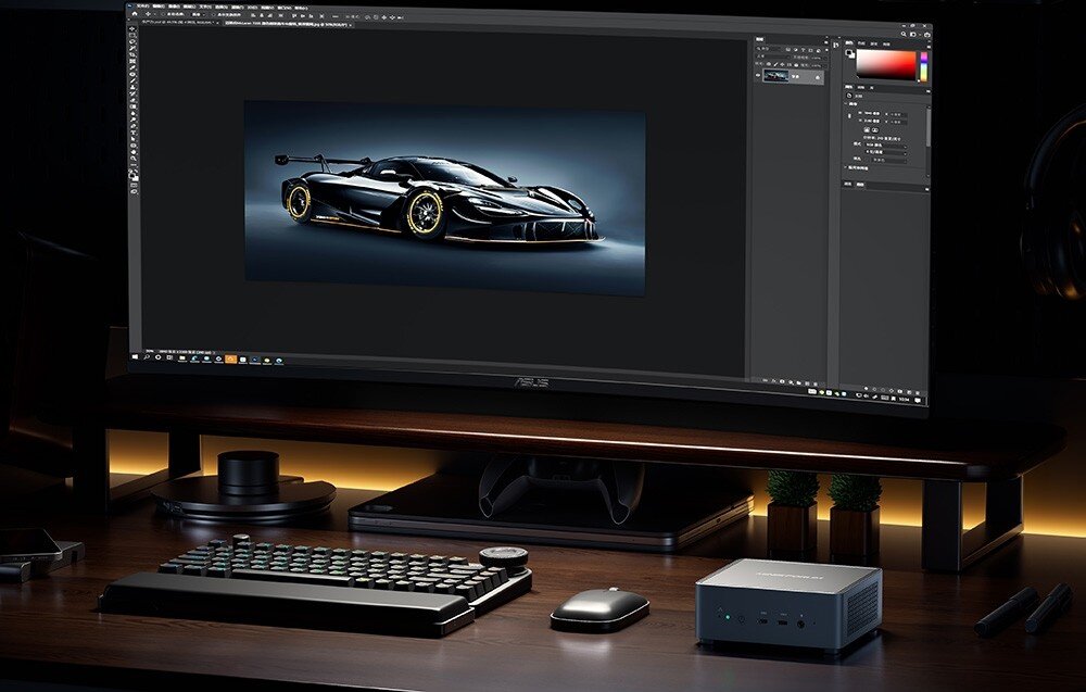 Komputer MINISFORUM Venus UM790 Pro Stanowisko pracy grafika z małym komputerem MINISFORUM i szerokim monitorem wyświetlającym auto.