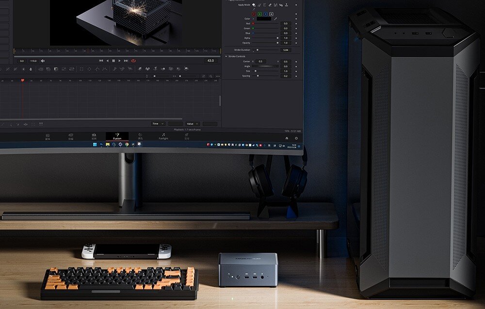 Komputer MINISFORUM Venus UM790 Pro Minimalistyczne biurko z małą stacją MINISFORUM, dużą obudową PC i monitorem do montażu wideo.