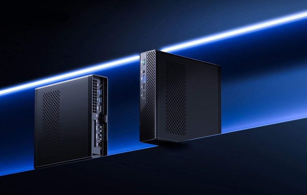 Komputer MINISFORUM MS-01-S1390 Dwa czarne mini PC w układzie pionowym na tle niebieskiej smugi światła, widok na przedni i tylny panel z portami.