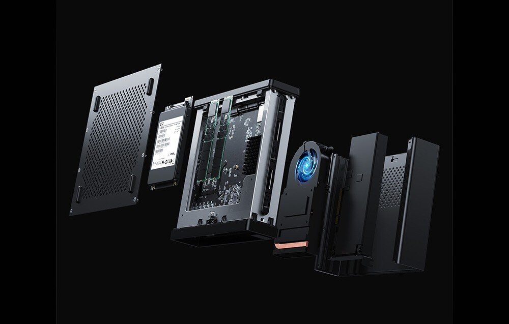 Komputer MINISFORUM MS-01-S1390 Widok wnętrza mini PC, pokazujący obudowę, dysk U.2, dwa dyski M.2, płytę główną i układ chłodzenia z wentylatorem.