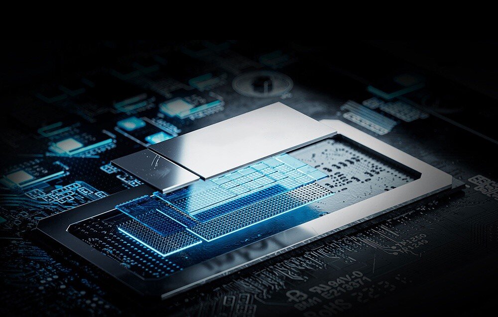 Komputer MINISFORUM MS-01-S1390 Zbliżenie makro na procesor Intel 7, zamontowany na płycie głównej z widoczną strukturą krzemową.