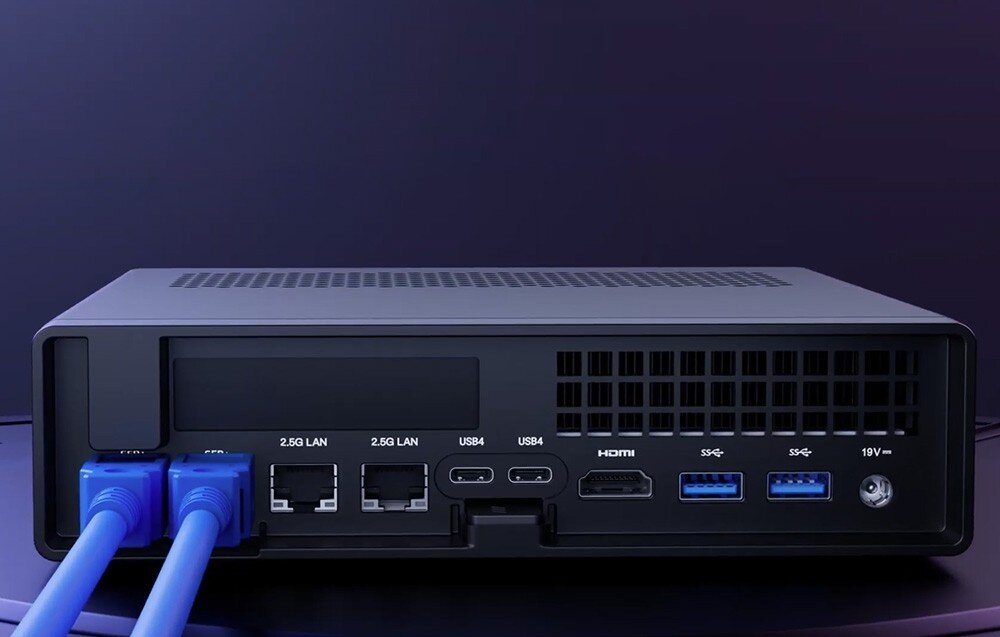 Komputer MINISFORUM MS-01-S1390 Tylny panel mini PC z opisami portów: 2.5G LAN, USB4, HDMI, USB-A oraz gniazdem zasilania i dwiema niebieskimi wtyczkami.